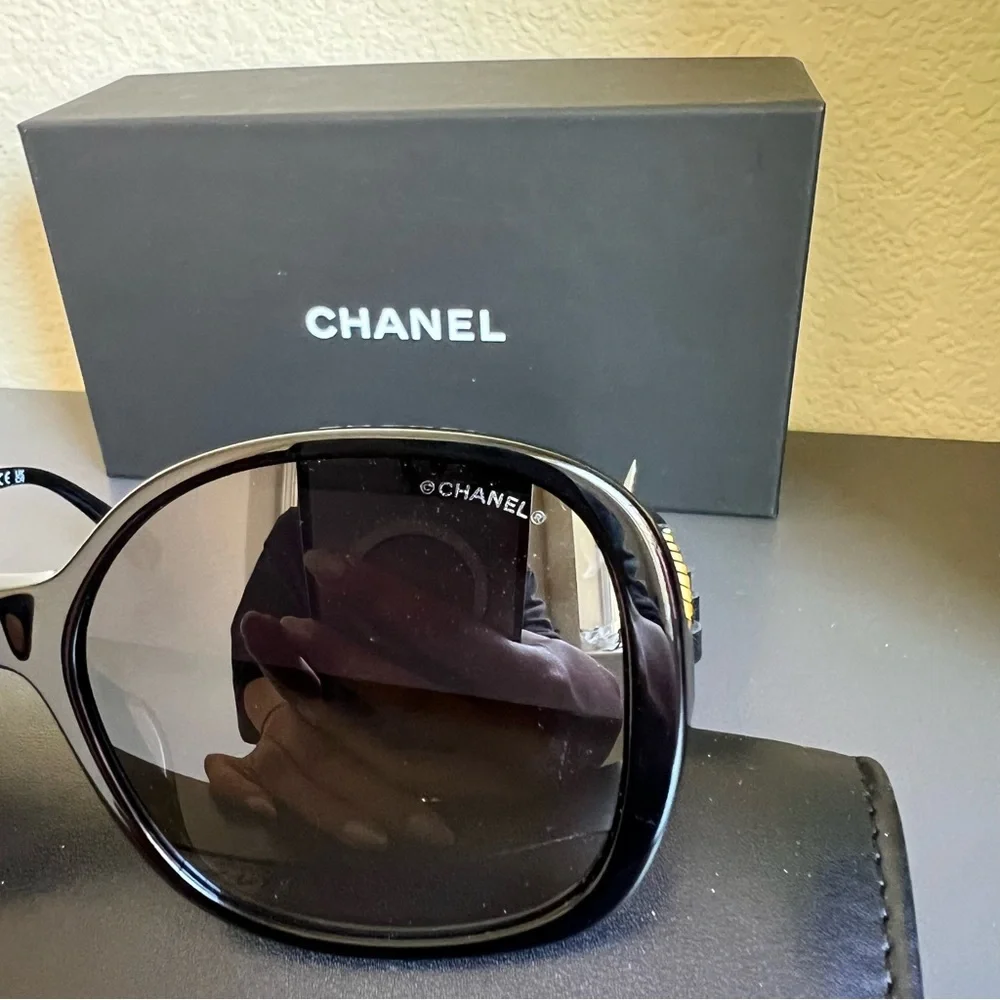 🖤 New🖤 CHANEL Skinny Gold Chain Square Sunglasses - Picture 3 of 9